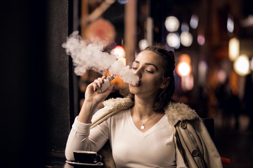 women vaping Dubai